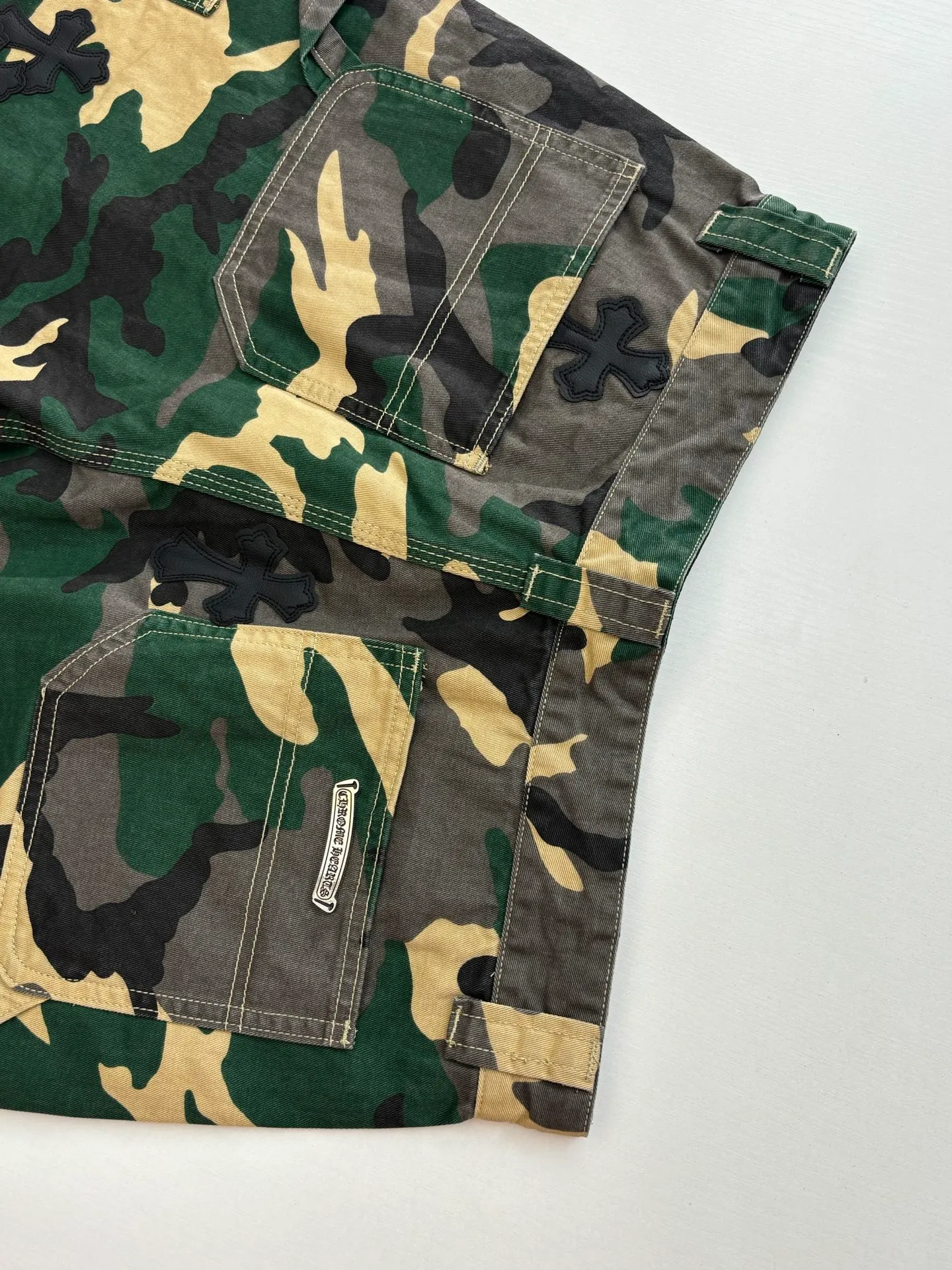 P500 Chrome Heart*/Chrome Heart CH leather camouflage shorts were purchased and developed from a Los Angeles agent for US$2,980. This style is made of custom-made military canvas fabric, restored 1:1 according to the original model, and printed with camouflage patterns. The customization period for the hem sex pattern stamp is 20 days, the minimum order is 1800 pieces, and the color plate is matched. The hardware buckles are all made of electroplated 925 silver material, the weight is perfectly restored, and they are aged and oxidized to black.  Size：S/M/L/XL